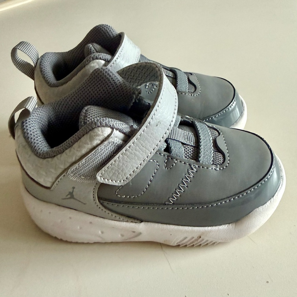 Nike Kids Sneakers in Gray and White
